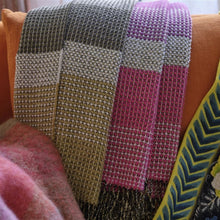 Carregar imagem no visualizador da galeria, Montaigne Rosewood Throw
