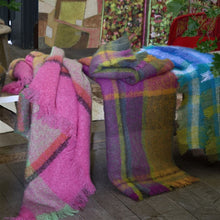 Carregar imagem no visualizador da galeria, Mikome Fuchsia Mohair Throw
