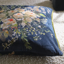 Carregar imagem no visualizador da galeria, Margaretta Velours Noir Decorative Pillow