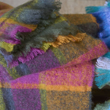Carregar imagem no visualizador da galeria, Mikome Fuchsia Mohair Throw