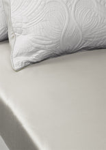 Carregar imagem no visualizador da galeria, Embroidered Dodo Pavone Fitted Sheet Ivory