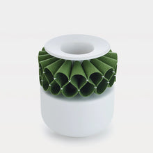 Carregar imagem no visualizador da galeria, A Gola de Rufos - Small White Matt Vase