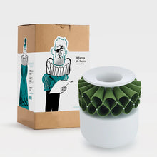 Carregar imagem no visualizador da galeria, A Gola de Rufos - Small White Matt Vase