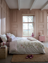 Carregar imagem no visualizador da galeria, Bustani White Duvet Cover