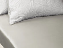 Carregar imagem no visualizador da galeria, Embroidered Dodo Pavone Fitted Sheet Ivory