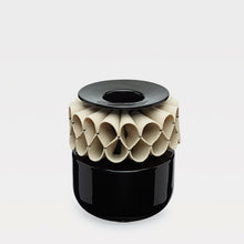 Carregar imagem no visualizador da galeria, A Gola de Rufos - Small Black Vase