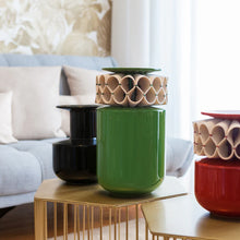 Carregar imagem no visualizador da galeria, A Gola de Rufos - Small White Matt Vase