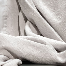 Carregar imagem no visualizador da galeria, Aura matelassé bedspread