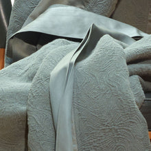 Carregar imagem no visualizador da galeria, Aura matelassé bedspread