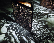 Carregar imagem no visualizador da galeria, Riddled table
