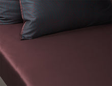 Load image into Gallery viewer, Dodo Pavone Fitted Sheet Dark Red
