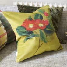 Carregar imagem no visualizador da galeria, Camellia Velours Mimosa Cushion
