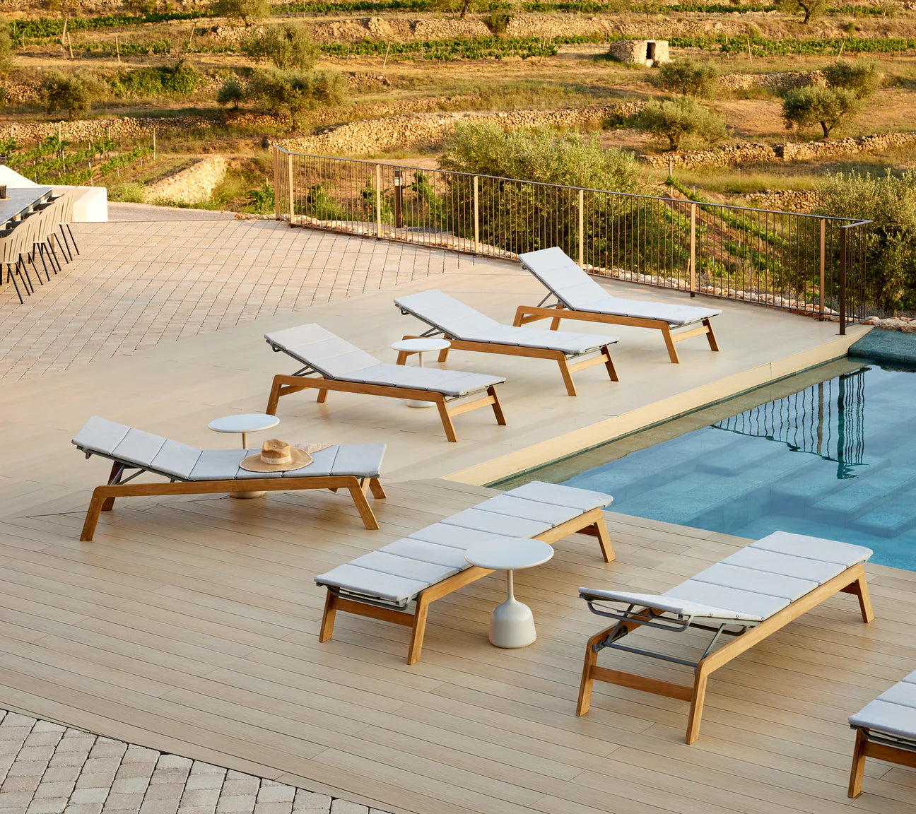 Siesta teak sunbed