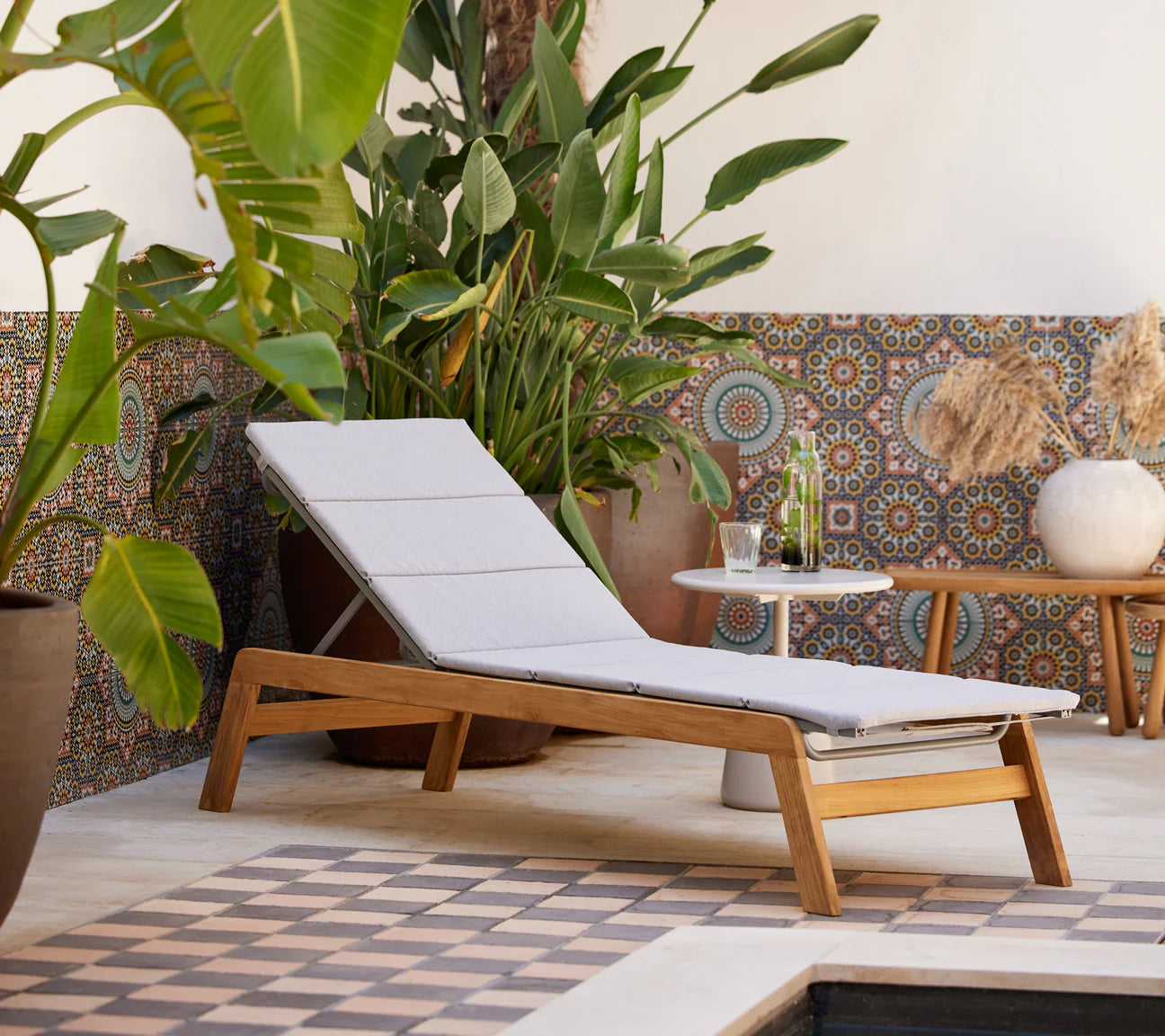 Siesta teak sunbed