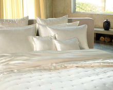 Load image into Gallery viewer, Maria bedspread
