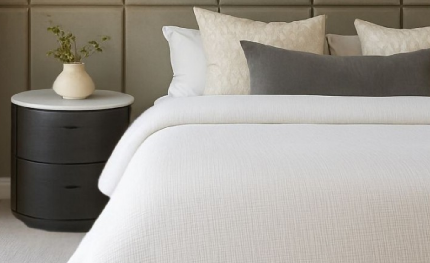 Como Oval Bedside Table