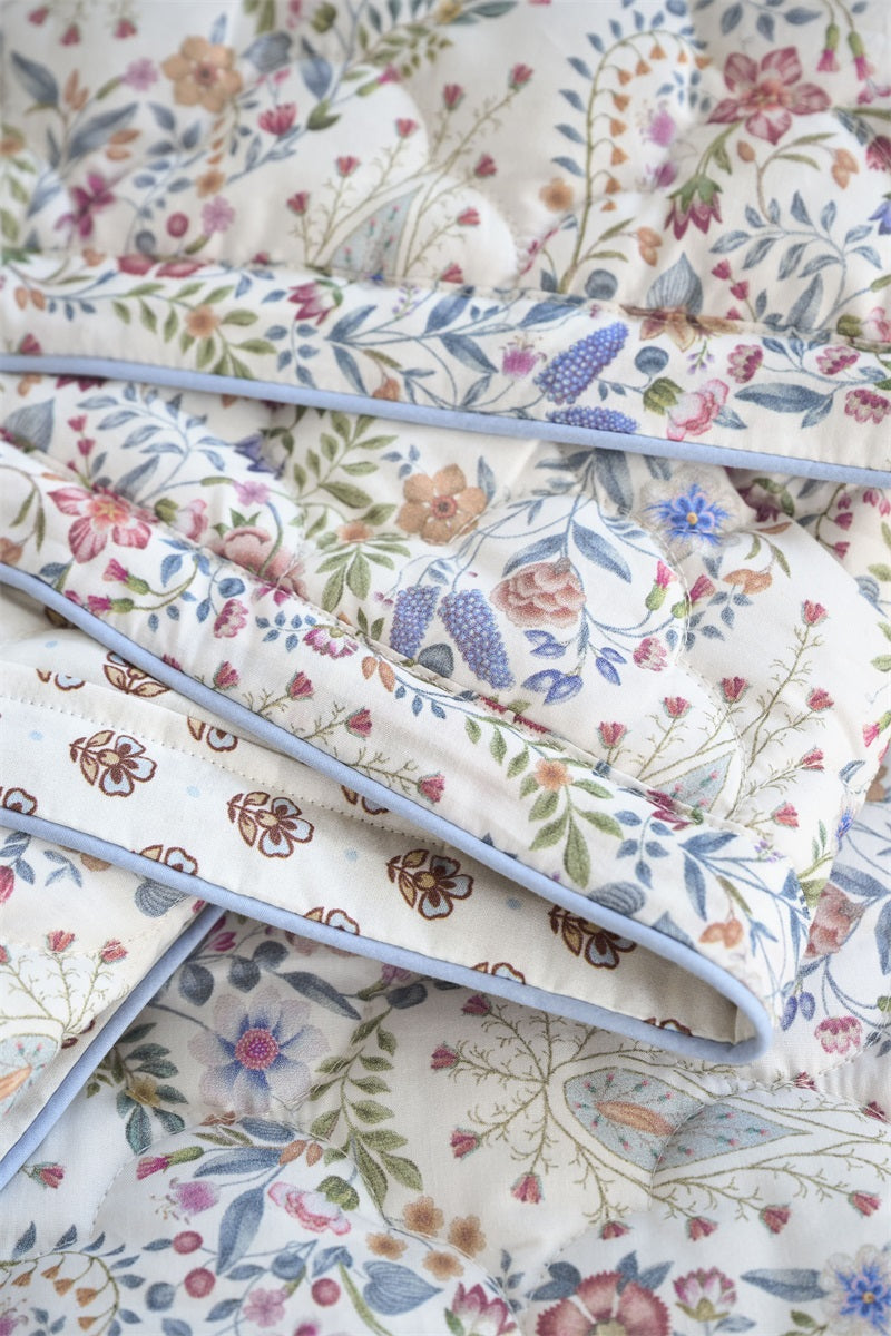 Kairi Bloom Quilt Bed Spreads - Light Blue