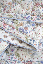 Carregar imagem no visualizador da galeria, Kairi Bloom Quilt Bed Spreads - Light Blue
