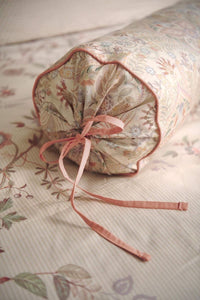 Amor de Dios roll cushion sand