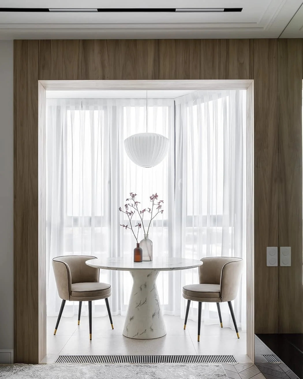 Turner dining table