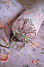 Carregar imagem no visualizador da galeria, La Dolce Vita roll cushion lilac
