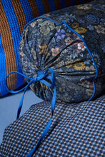 Carregar imagem no visualizador da galeria, Roll Cushion Tutti i Fiori Dark Blue
