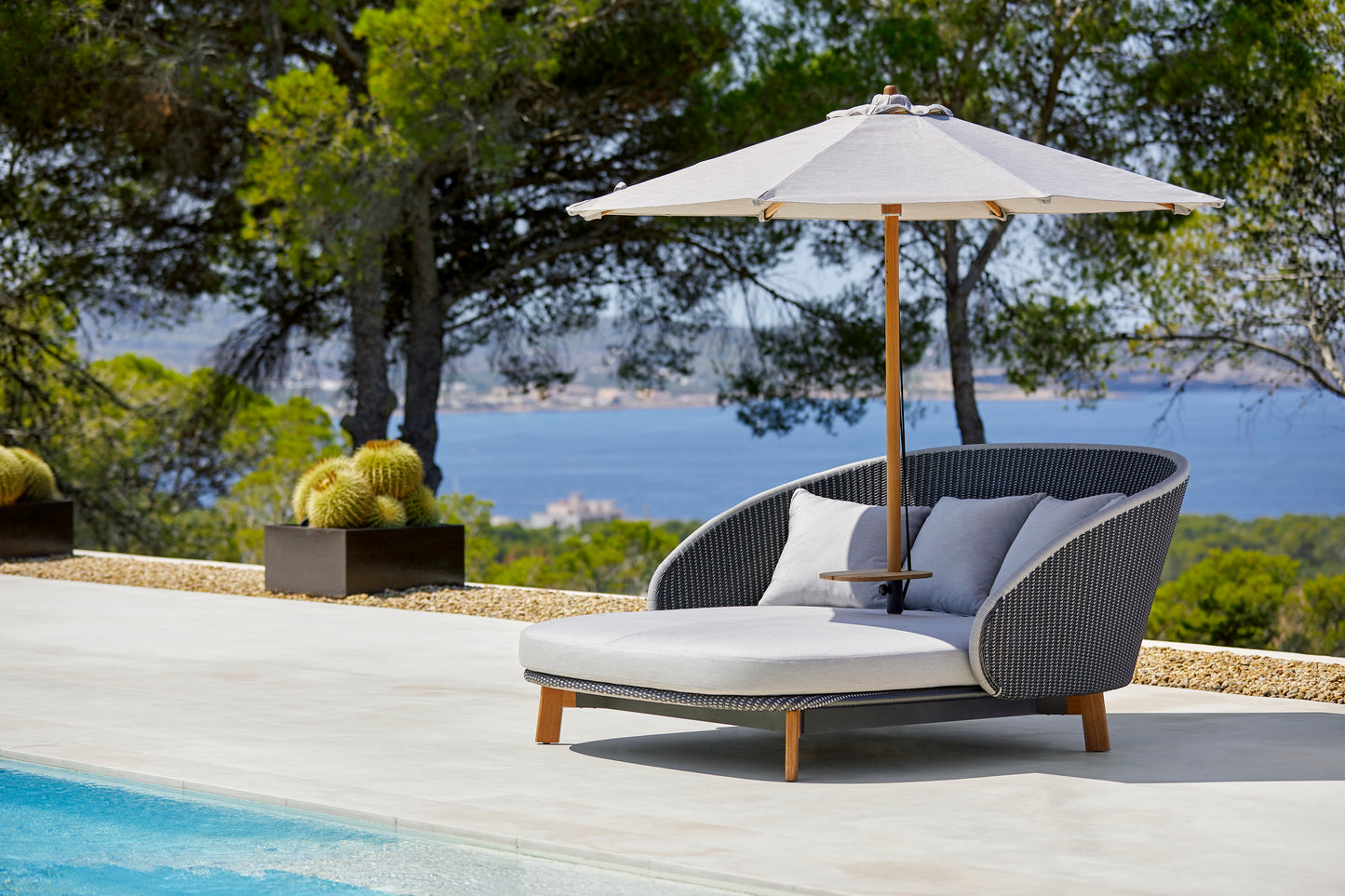 Peacock daybed