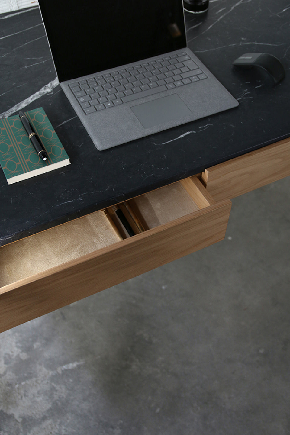 Bouvet desk nero marquina